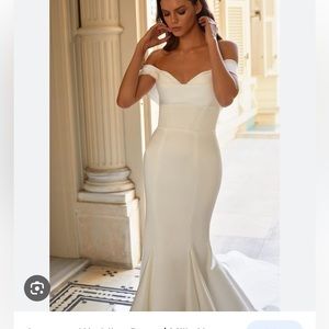 Milla Nova Anette wedding dress- worn for my wedding for 2 hours.